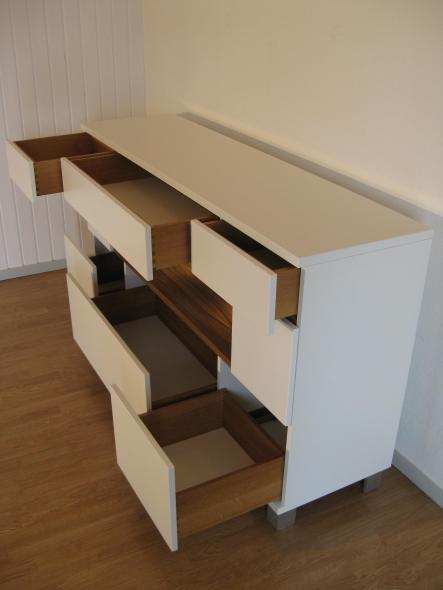 Sideboard mit Weißlack: geöffnete Schubladen